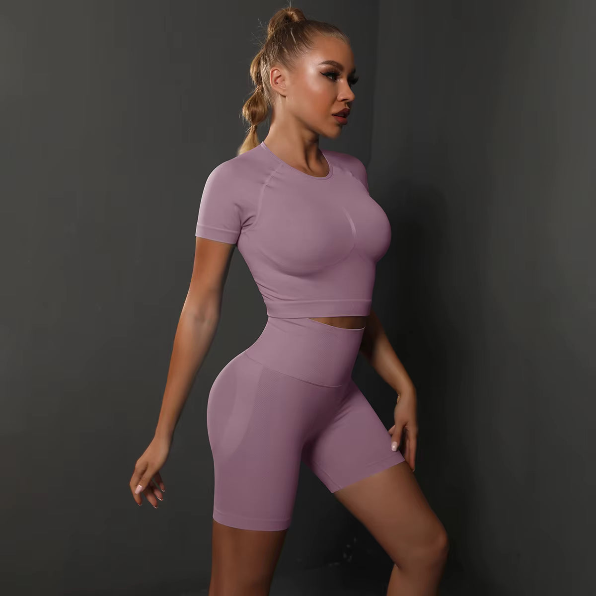 2-Piece Seamless Women’s Yoga Set Gym Sportswear – Top and High-Waisted Shorts, Tight Fit Workout Fitness Outfit with Butt-Lifting Effect