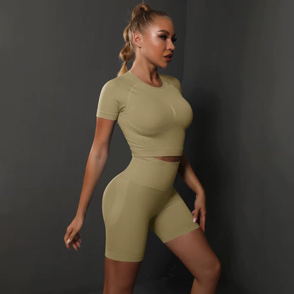 2-Piece Seamless Women’s Yoga Set Gym Sportswear – Top and High-Waisted Shorts, Tight Fit Workout Fitness Outfit with Butt-Lifting Effect